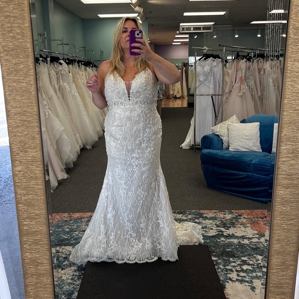 Mon Cheri Wedding Dress size 16.